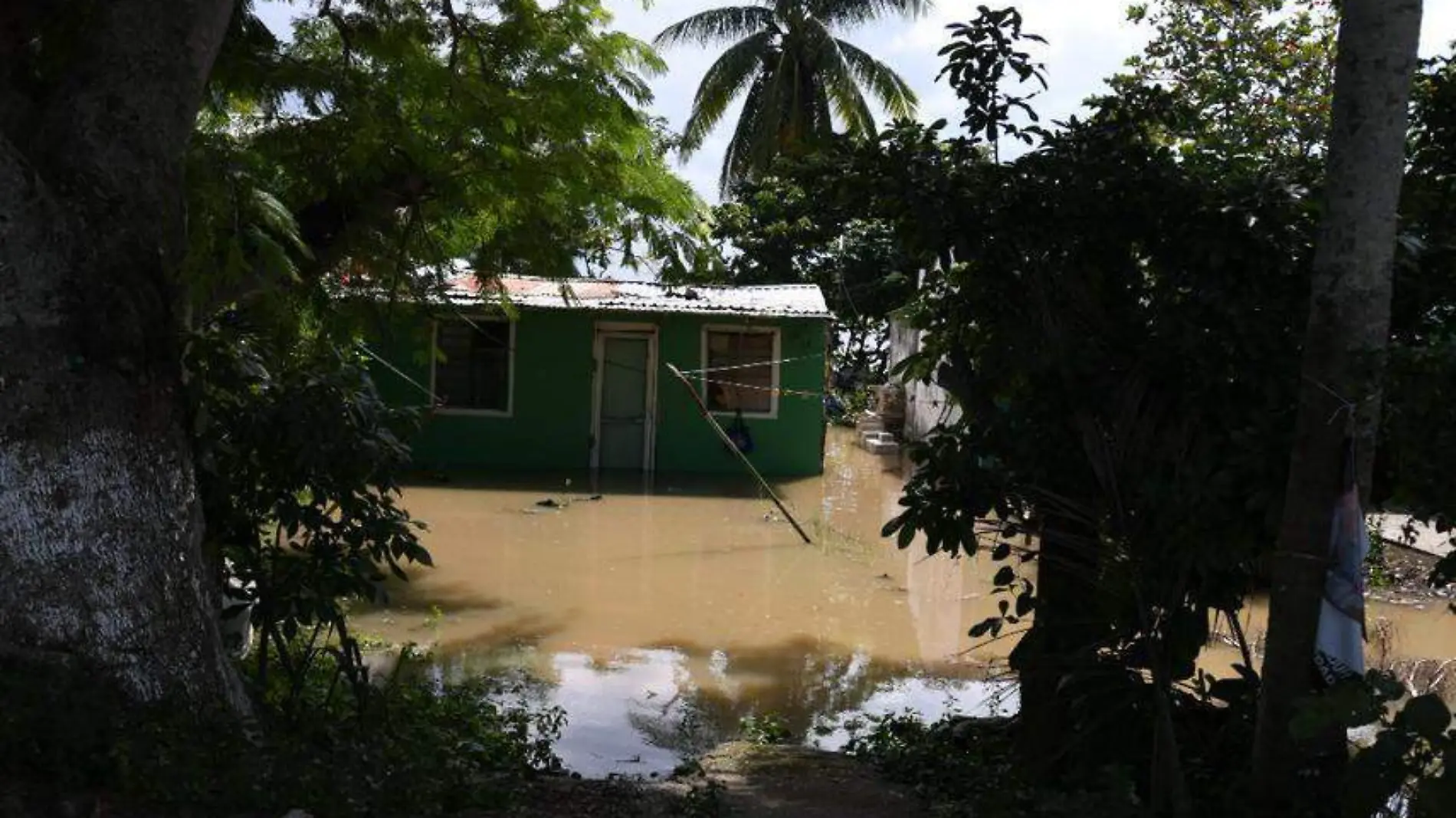 Damnificados se resisten a dejar sus casas en Tlacotalpan